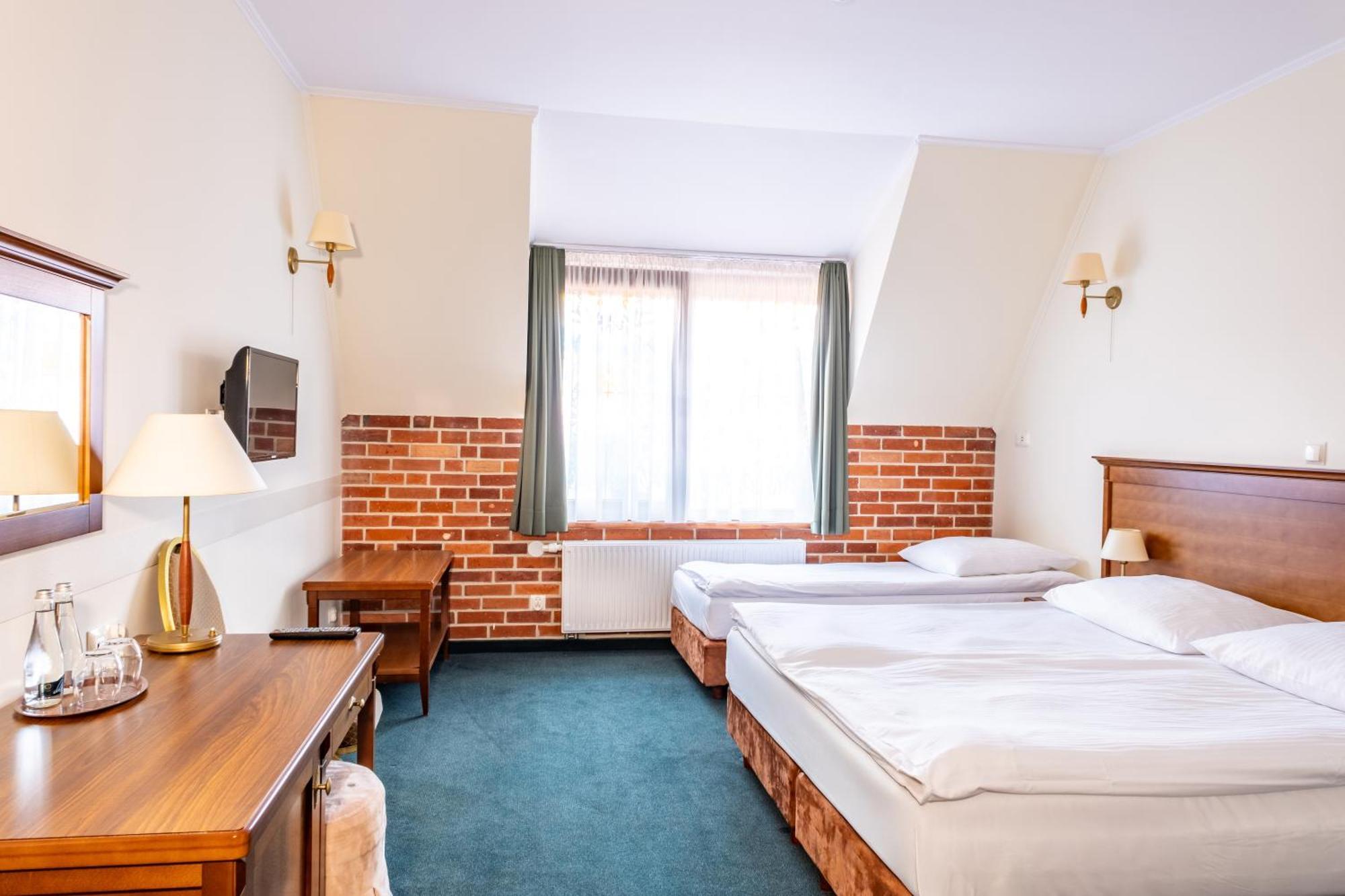 Hotel Szymbark Екстериор снимка