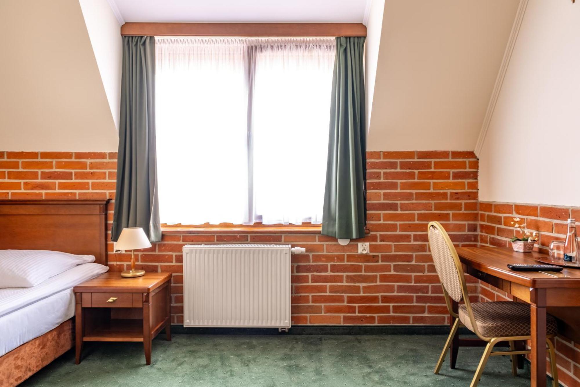 Hotel Szymbark Екстериор снимка